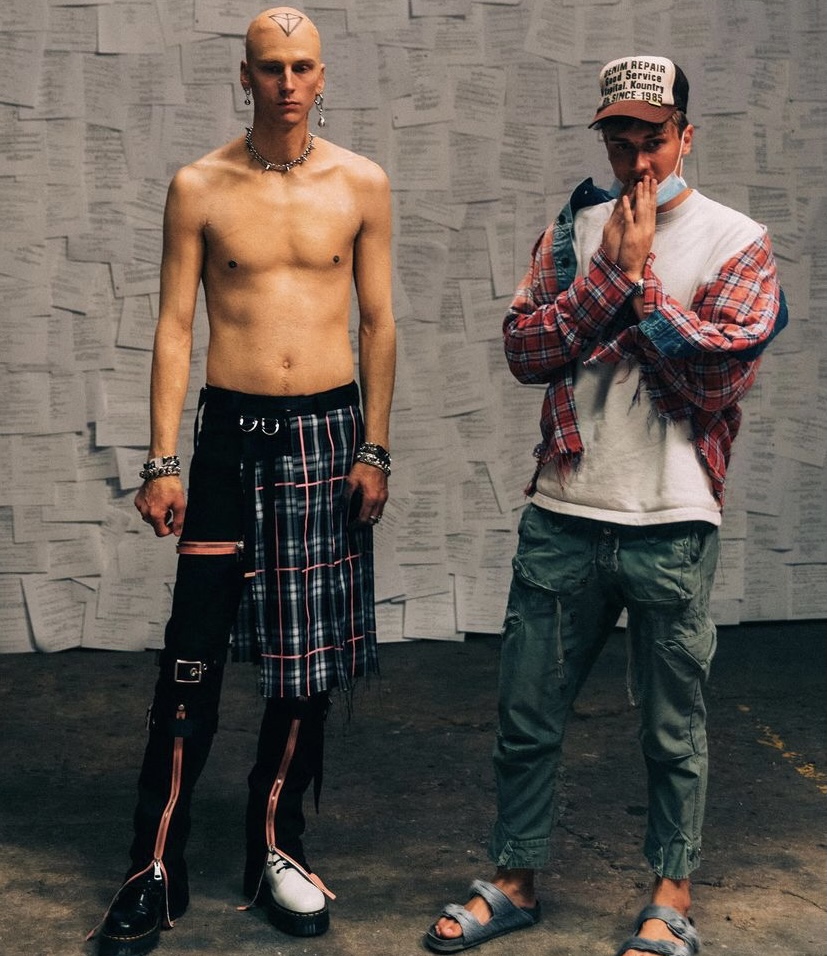 Machine Gun Kelly e Cole Bennett nos bastidores de “papercuts”