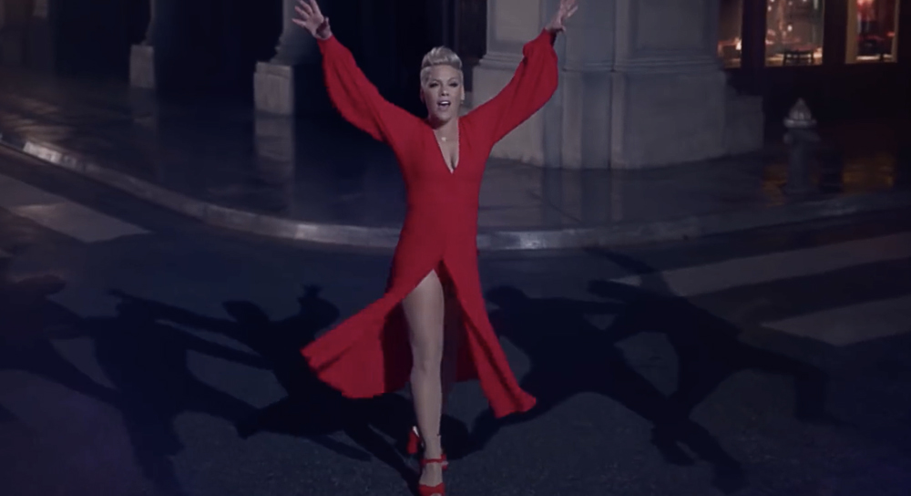 P!nk caminha pelas sombras em seu novo clipe “Walk Me Home”