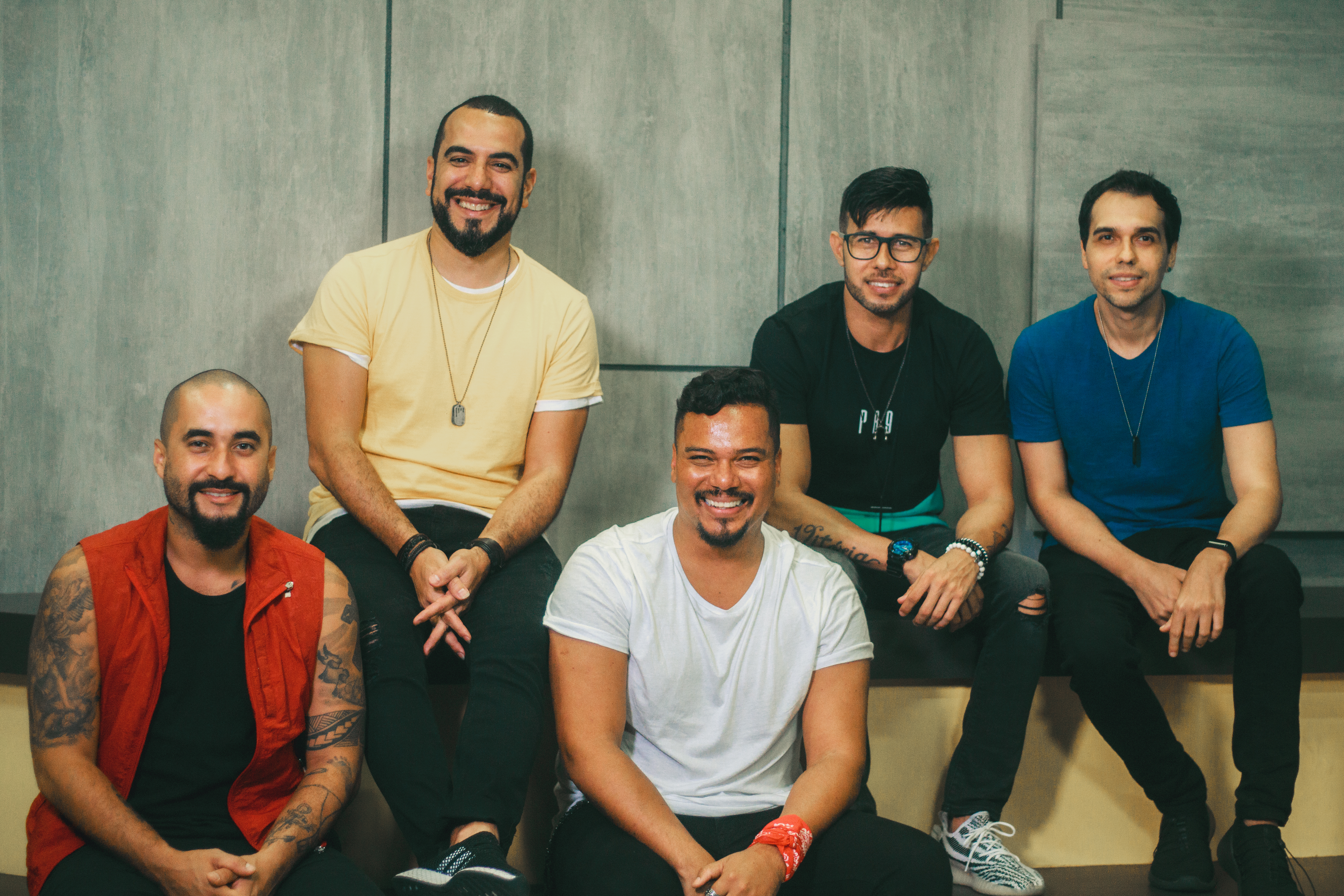 Sorriso Maroto canta grandes sucessos no lançamento de seu novo projeto “Ao cubo Ao vivo Em cores”