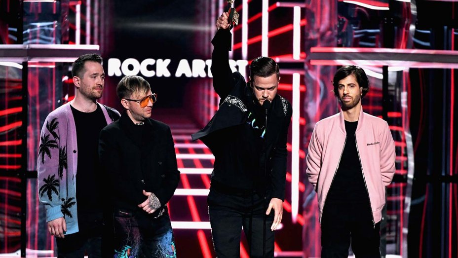 Vocalista do Imagine Dragons, Dan Reynolds, protesta contra “cura gay” no palco do Billboard Music Awards
