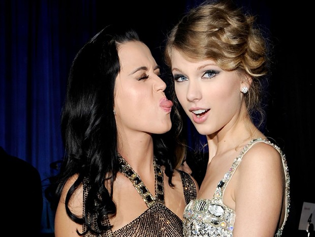 Katy Perry publica foto levantando a bandeira de paz com Taylor Swift e há rumores de parceria entre as duas