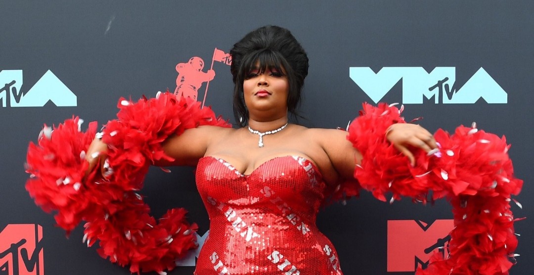 O tão sonhado #1 Veio! Lizzo escala o Top 100 da billboard e alcança o primeiro lugar.