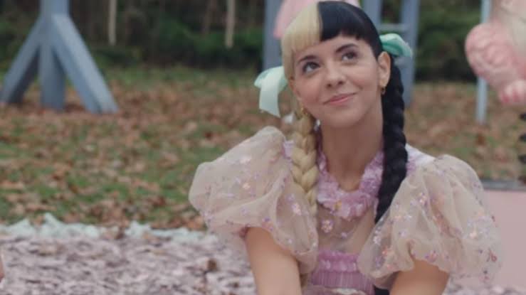 Melanie Martinez lança clipe de “Class Fight” com sangue, enforcamento e drogas dentro de um colégio