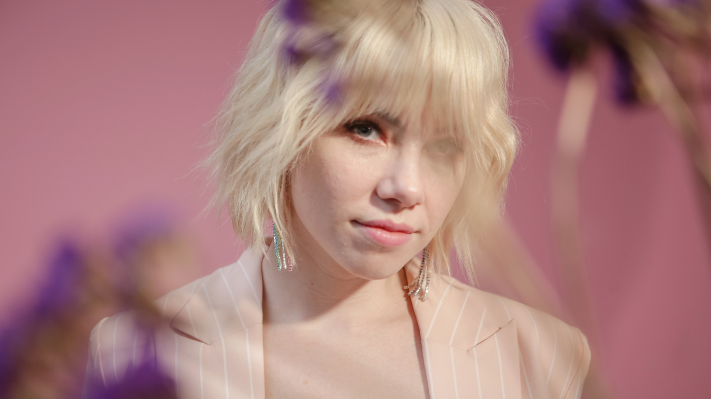 Carly Rae Jepsen lança o single “Talking to Yourself” 