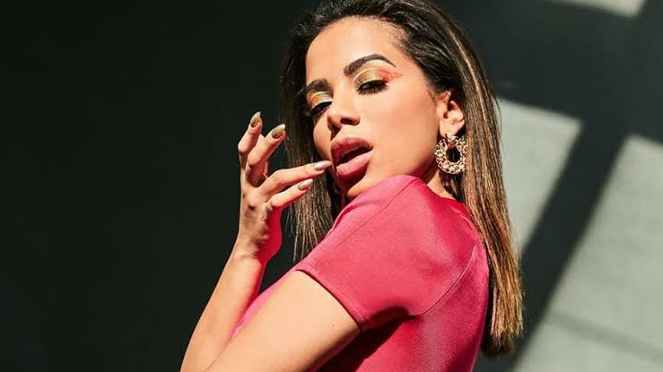 Com look colorido, Anitta grava clipe em Salvador