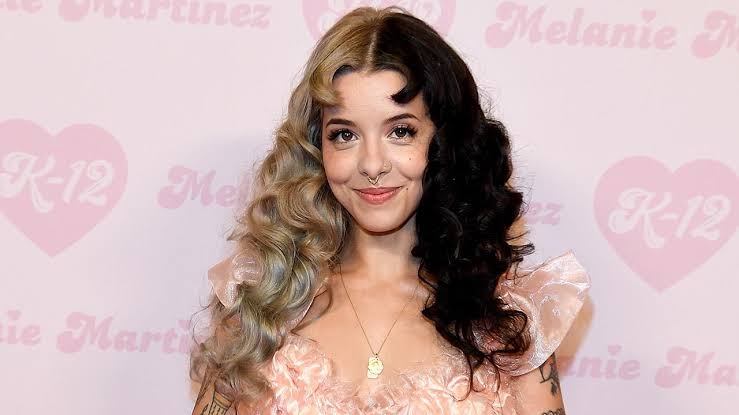 Melanie Martinez celebra “revival” de “Play Date” na internet com lyric vídeo inédito