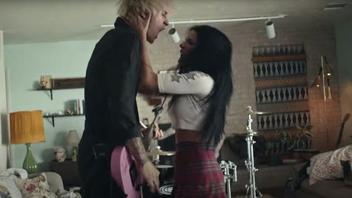 Assista ao videoclipe de “forget me too”, novo single de Machine Gun Kelly, com a participação de Halsey