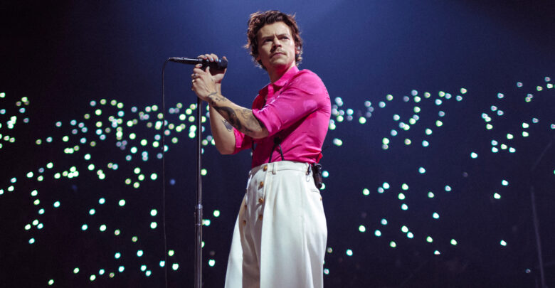 harry styles outfits love on tour