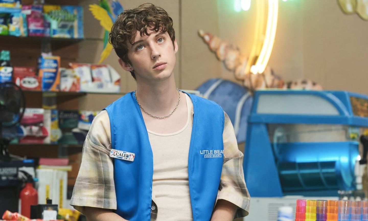 Troye Sivan lança o single "Trouble" com Jay Som, a faixa faz parte da trilha de seu filme.
