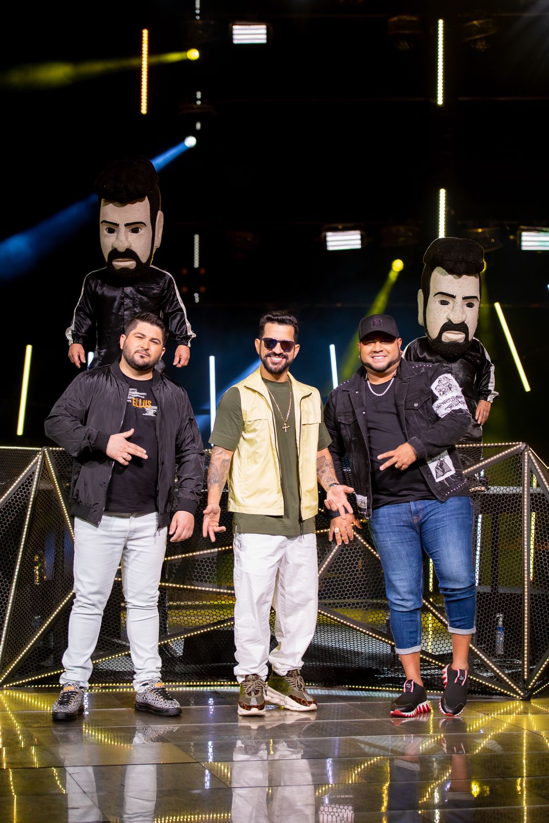 Dennis lança "Sentimento Zero" com Baroes da Pisadinha