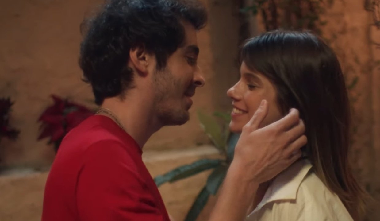 Outroeu e Clarissa lançam o clipe de "Delírio"
