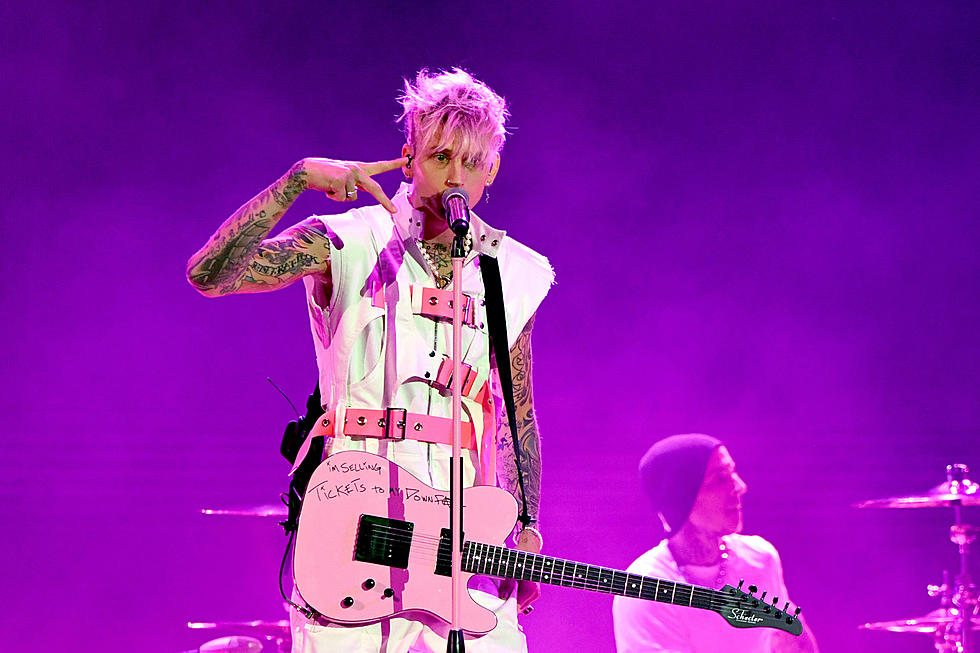 Machine Gun Kelly lança o álbum "Mainstream Sellout"