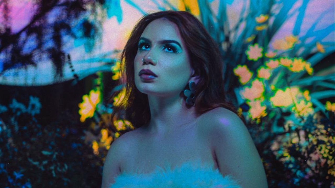 Carol Biazin assina contrato com a Sony Music