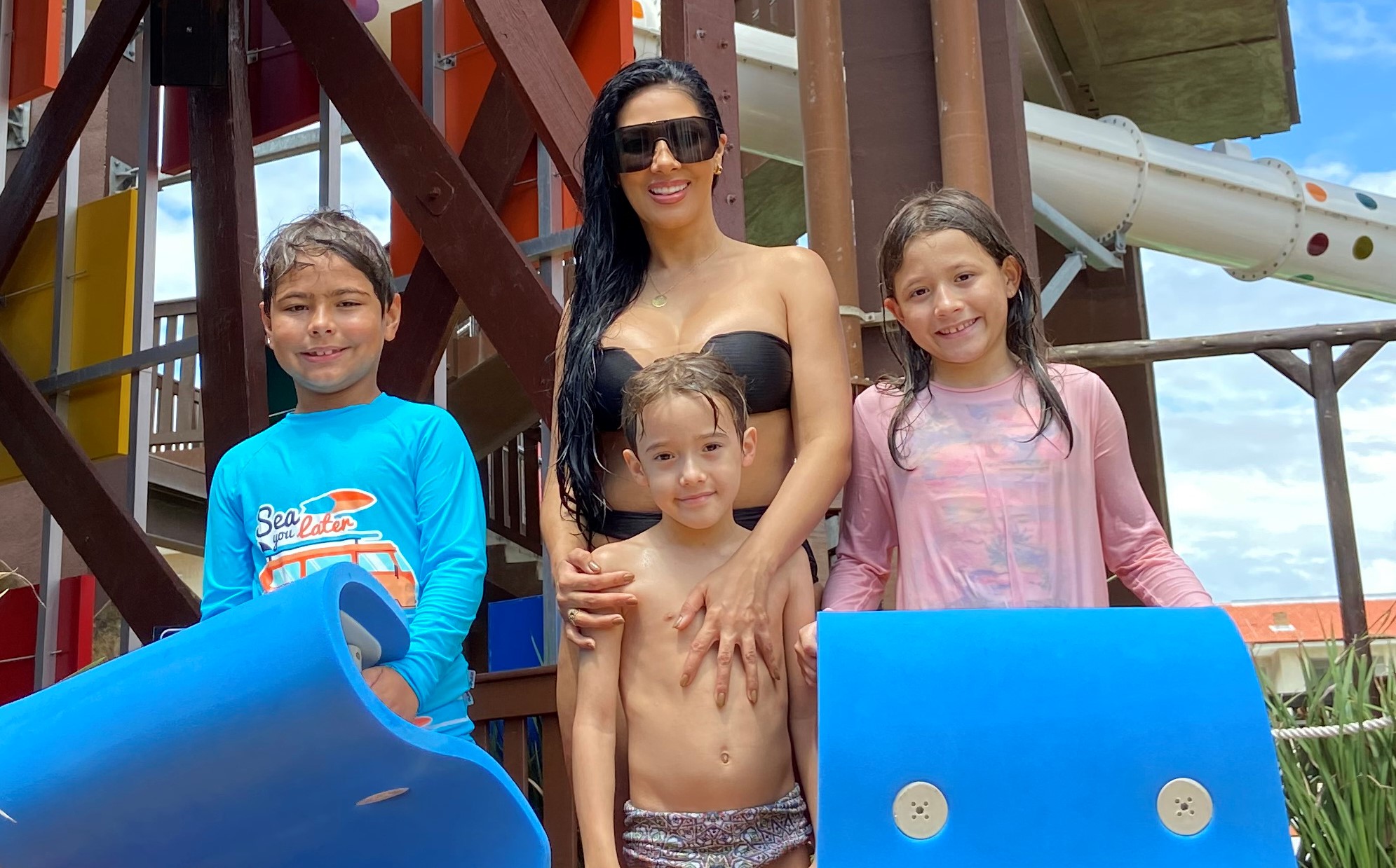 Simaria curte domingo de sol com família, no Beach Park