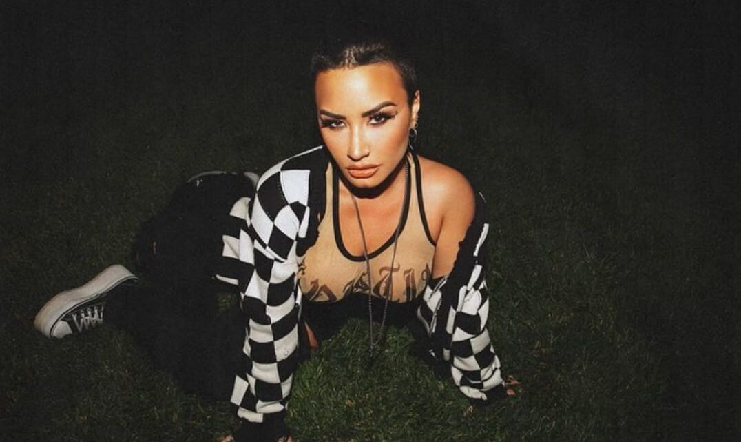 Demi Lovato deixa fãs curiosos com mensagem misteriosa sobre “Skin Of My Teeth”
