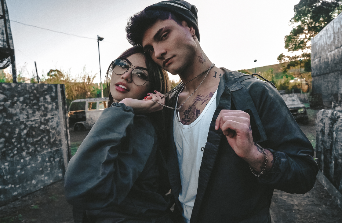 Mc Branquinha e Davi Kneio em "Vou atirar o bundão"