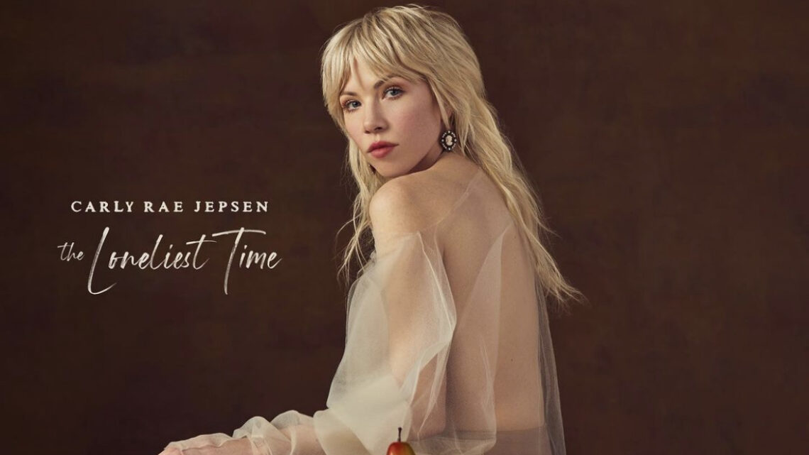 Carly Rae Jepsen anuncia novo álbum e lança o single “Beach House”