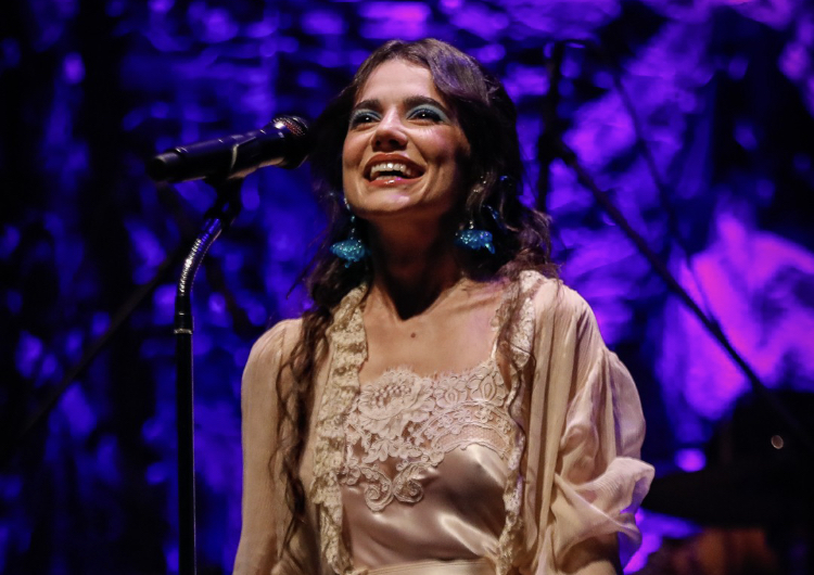 Manu Gavassi canta e homenageia o “Fruto Proibido” de Rita Lee no Circo Voador 