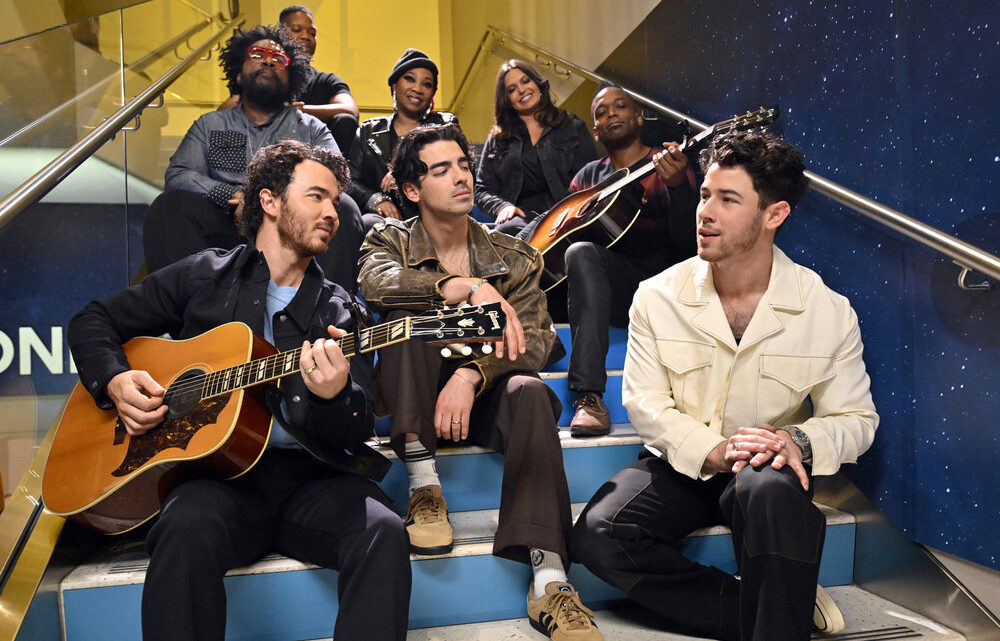 Jonas Brothers apresentam versão acústica de “Waffle House”