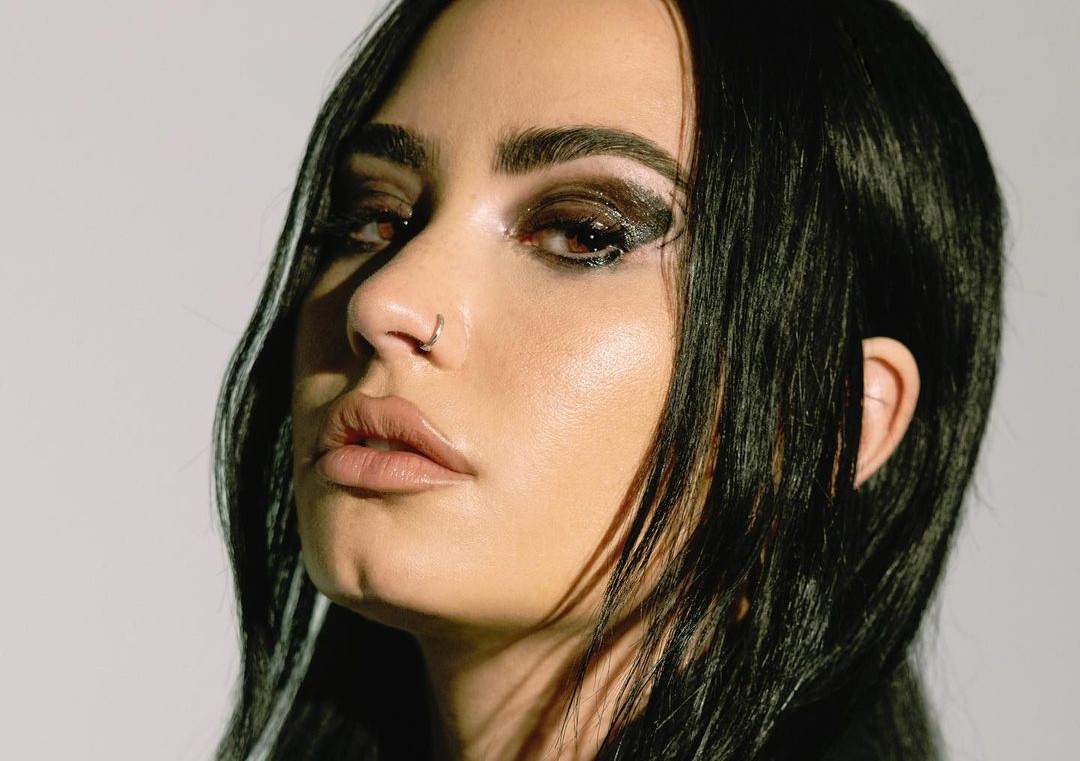 Demi Lovato lança nova versão do sucesso "Cool for the Summer" em Rock