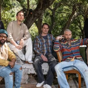 Maroon 5 lança o clipe de "Middle Ground" gravado em Malibu