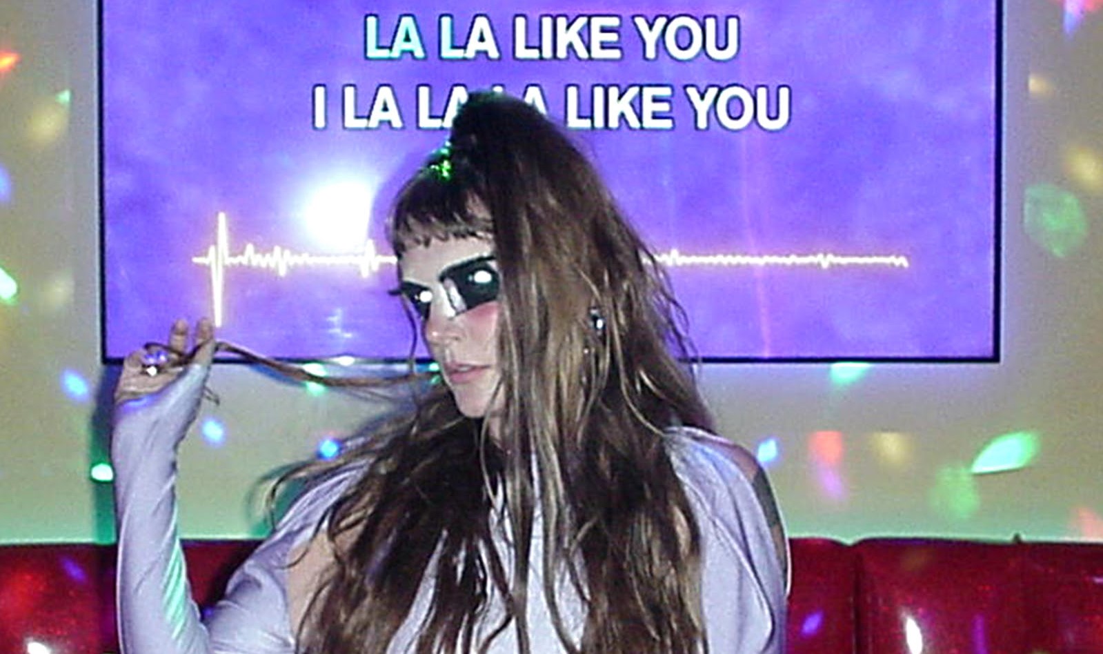 Tove Lo canta sobre desilusão amorosa em karaokê no clipe de "I Like U"