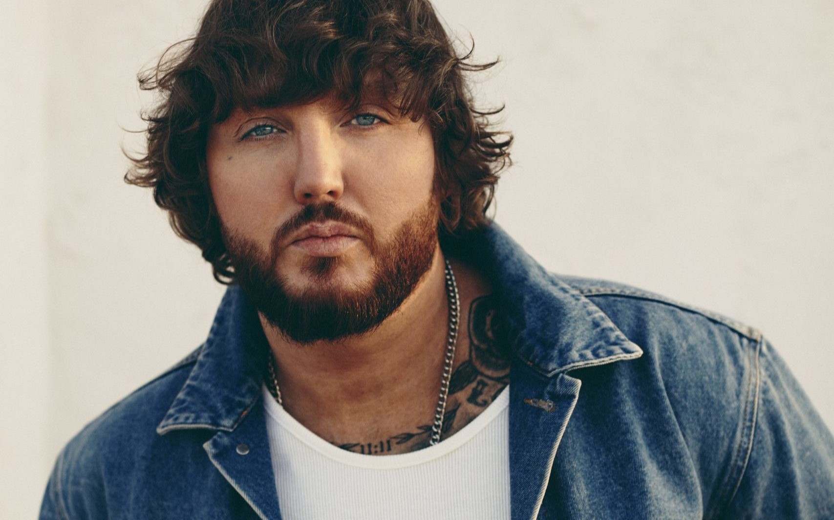 James Arthur lança mais uma faixa nova "Just Us" de seu quinto álbum
