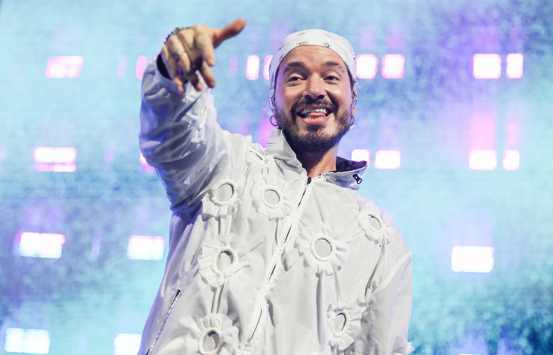 J Balvin retorna com o single "Amigos" acompanhado de videoclipe