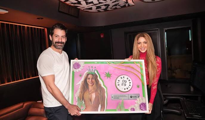Shakira recebe placa do Dia de Shakira