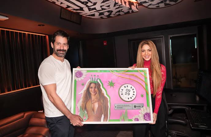 Shakira recebe placa do Dia de Shakira