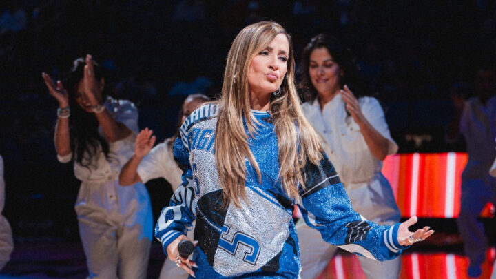 Claudia Leitte exalta o carnaval brasileiro em show na NBA