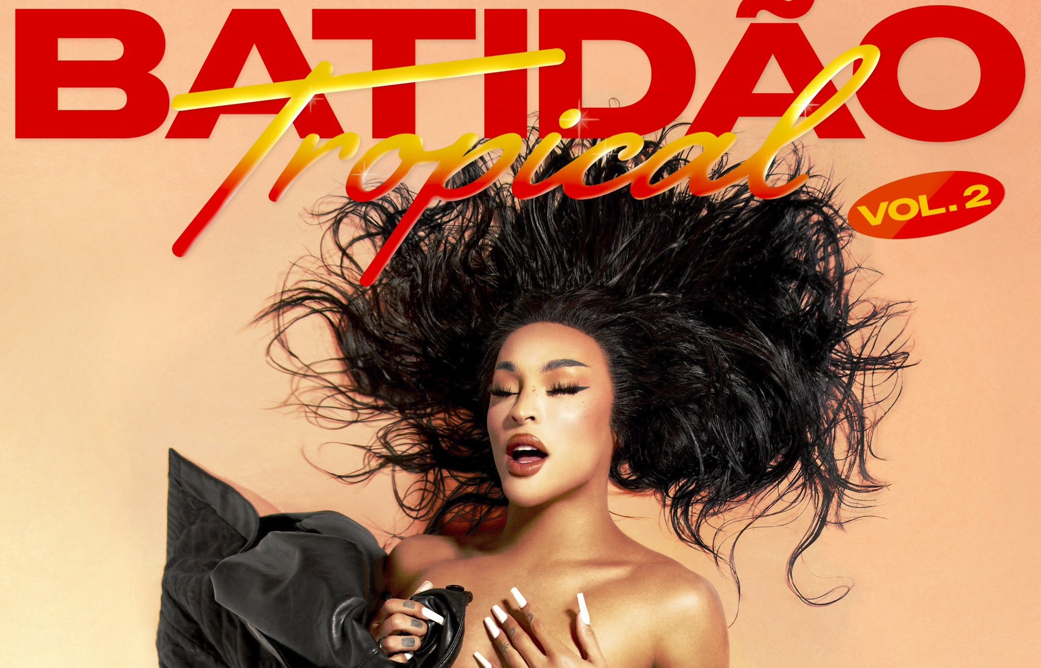 Pabllo Vittar realizada ação para divulgar a capa de "Batidão Tropical Vol.2" em São Paulo e Rio de Janeiro