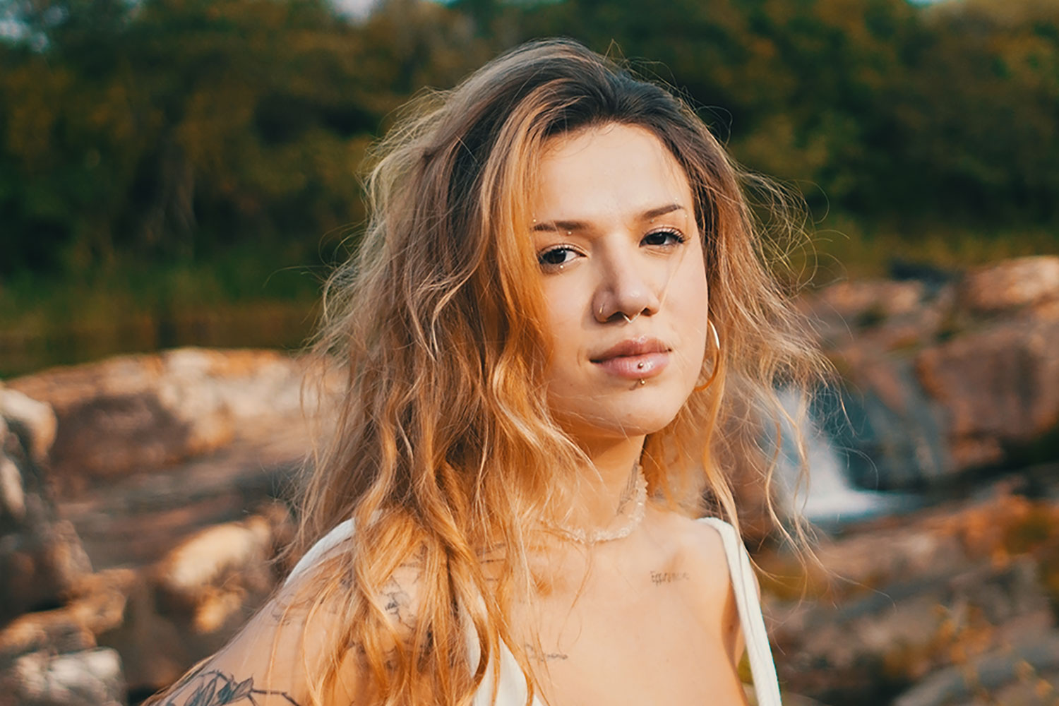 Elana Dara lança novo single "Te Pocurei" que antecede seu primeiro álbum