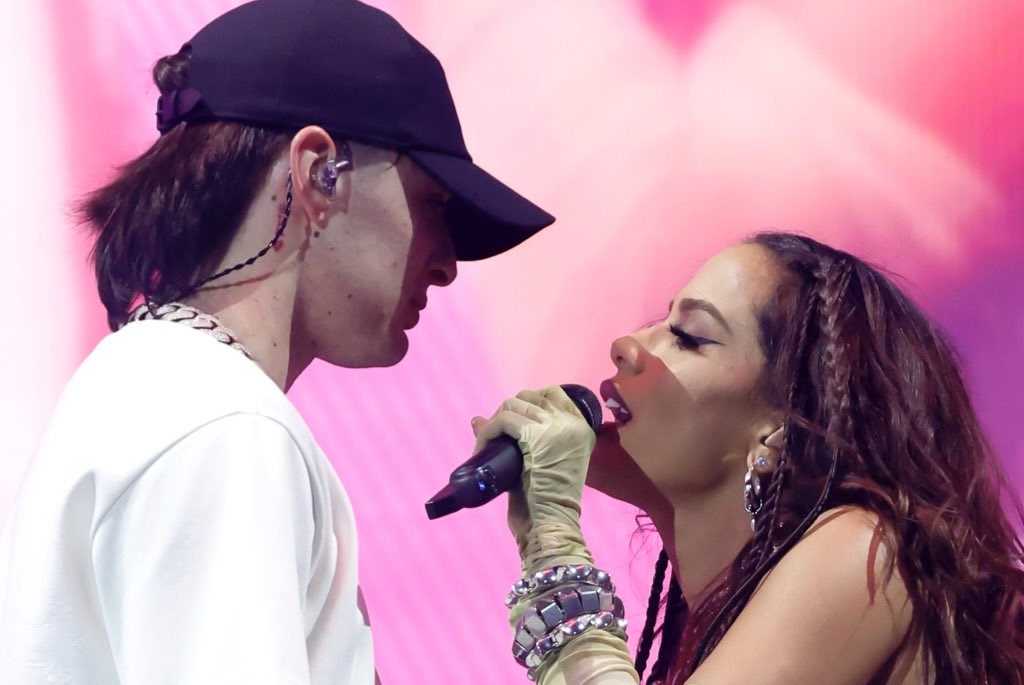 Peso Pluma libera performance ao vivo de "Bellakeo" ao lado de Anitta no Coachella